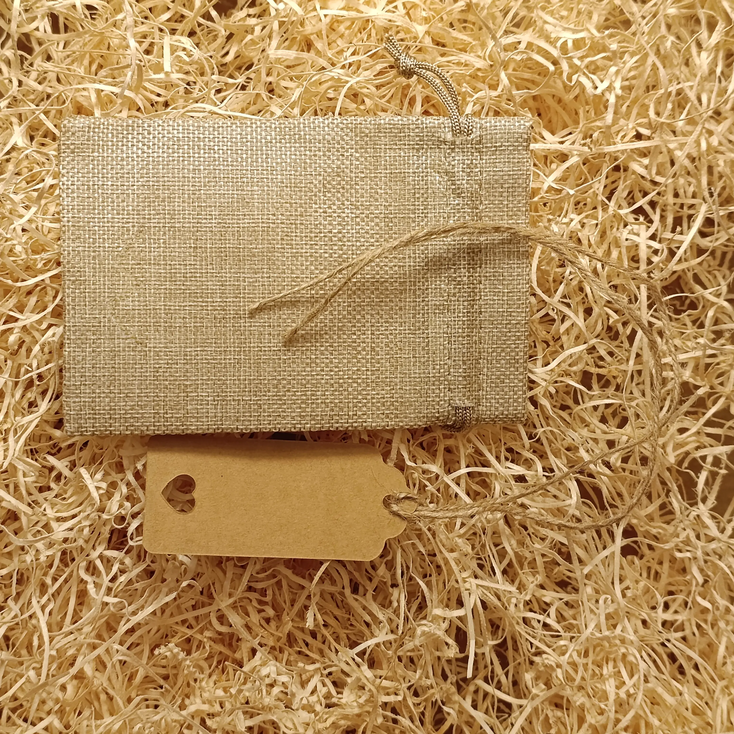 Acquista Sacchetto con cordoncino in juta - incisione sul cartoncino - prodotti artigianali in legno e candele