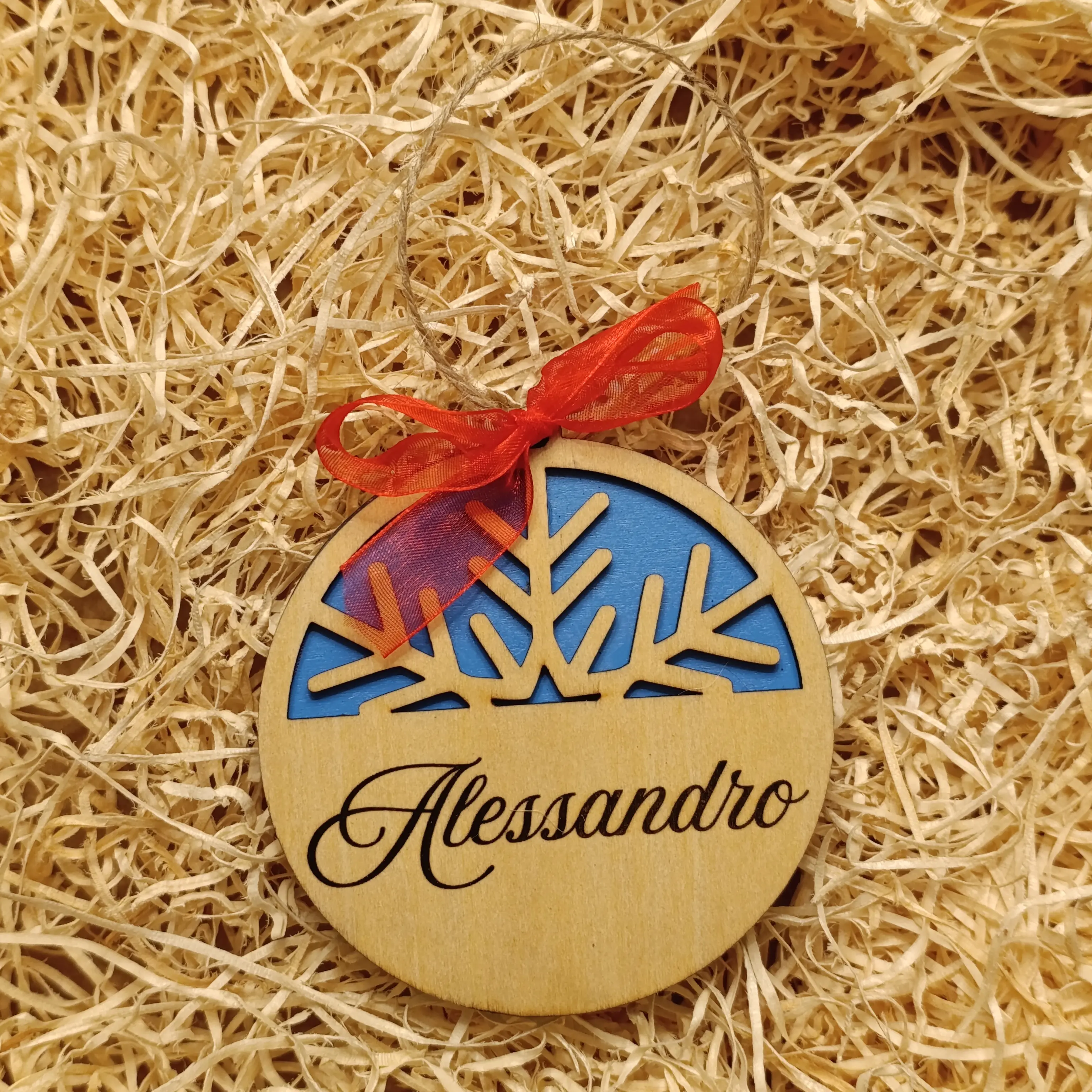 Acquista Pallina di Natale con nome - prodotti artigianali in legno e candele