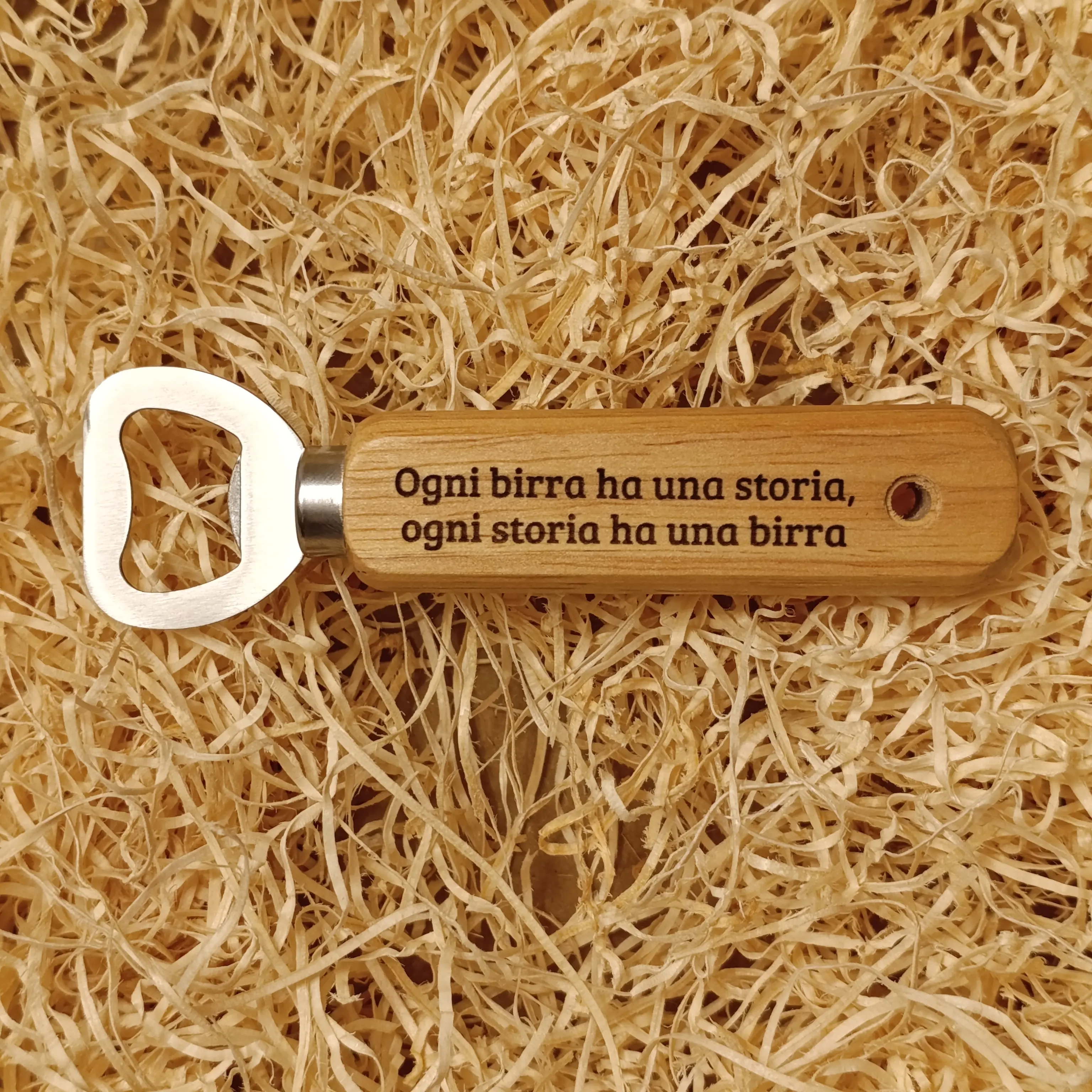 Acquista Apribottiglie personalizzato in legno e metallo - prodotti artigianali in legno e candele