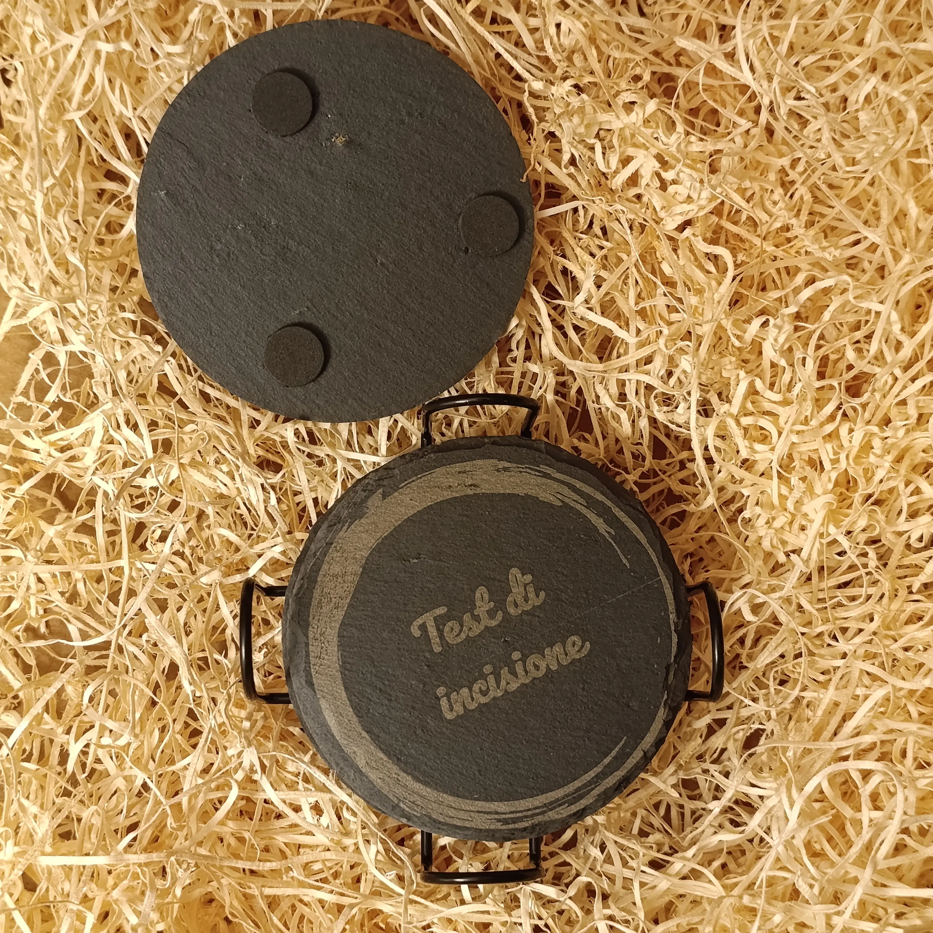 Acquista Set di 4 sottobicchieri in antracite personalizzabili + porta-sottobicchieri - prodotti artigianali in legno e candele