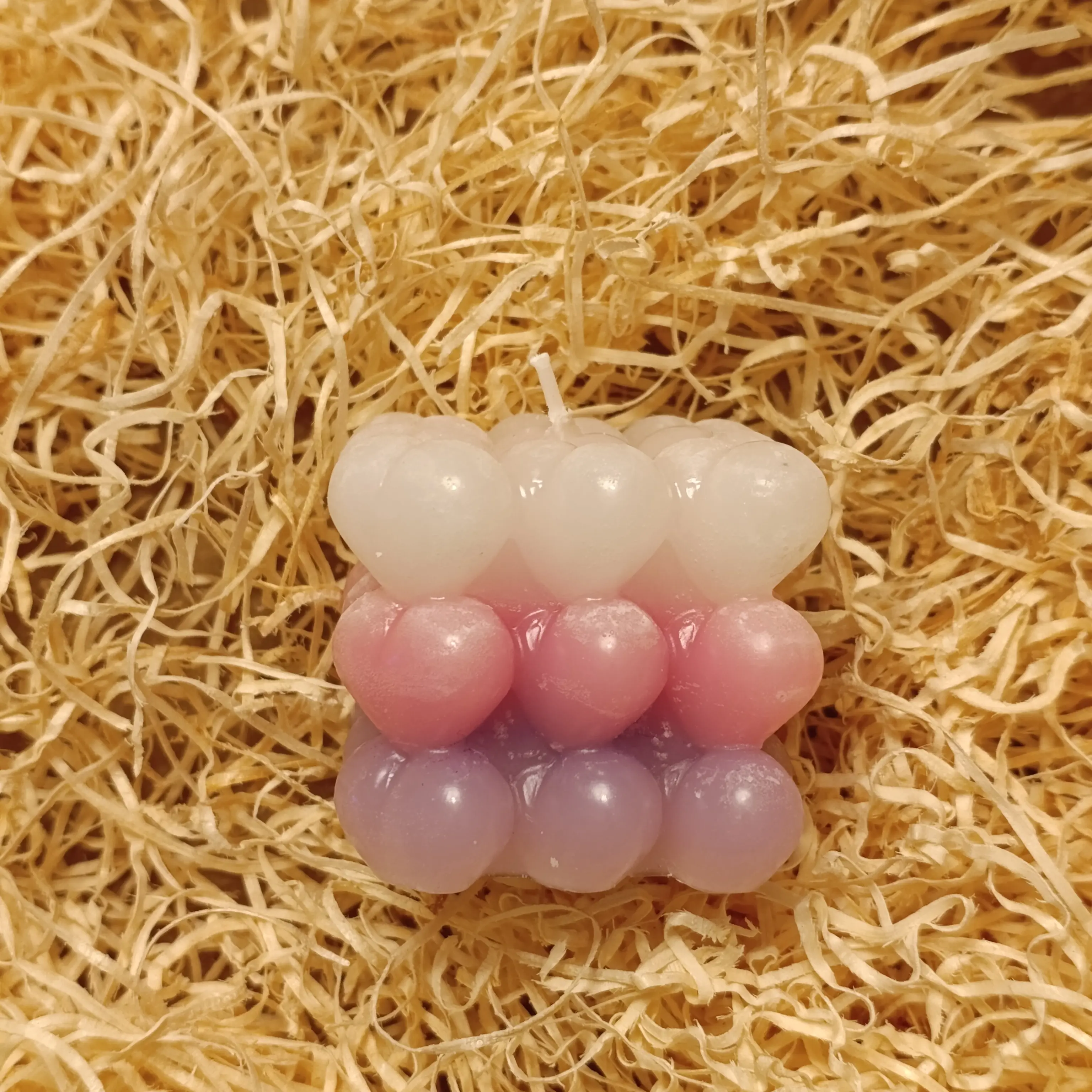 Acquista Candela a forma di cubo composto da cuori multicolore - prodotti artigianali in legno e candele